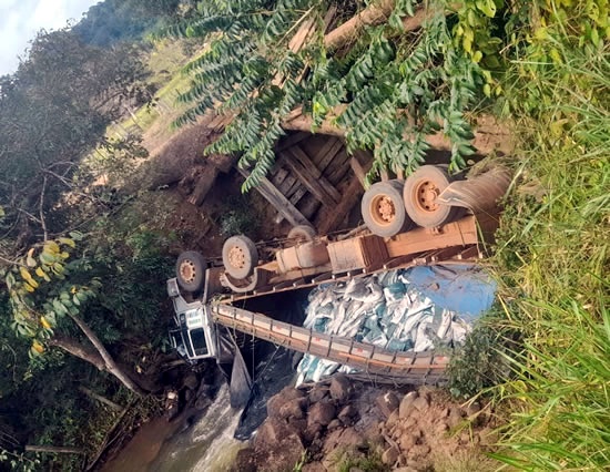 Ponte não suporta peso de caminhão e cai na Linha 644, zona rural de Jorge Teixeira, RO