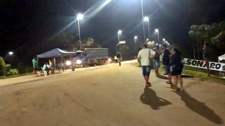 Primeira situação de tumulto é registrada no bloqueio dos caminhoneiros, sobre a ponte do Rio Jaru, RO