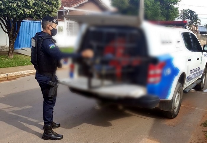 Mototaxista com mandado de prisão em aberto é conduzido pela Polícia Militar neste sábado, em Jaru, RO
