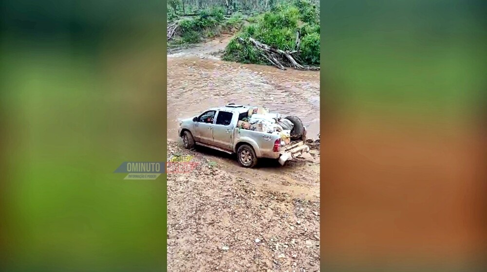 Pick-up roda em correnteza tentando atravessar rio em Rondolândia, MT