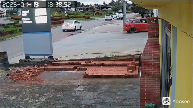 Velocidade excessiva e irresponsabilidade: condutor capota pick-up no centro de Nova Brasilândia, RO