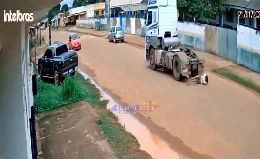 Atropelamento impressionante é flagrado por câmeras de segurança