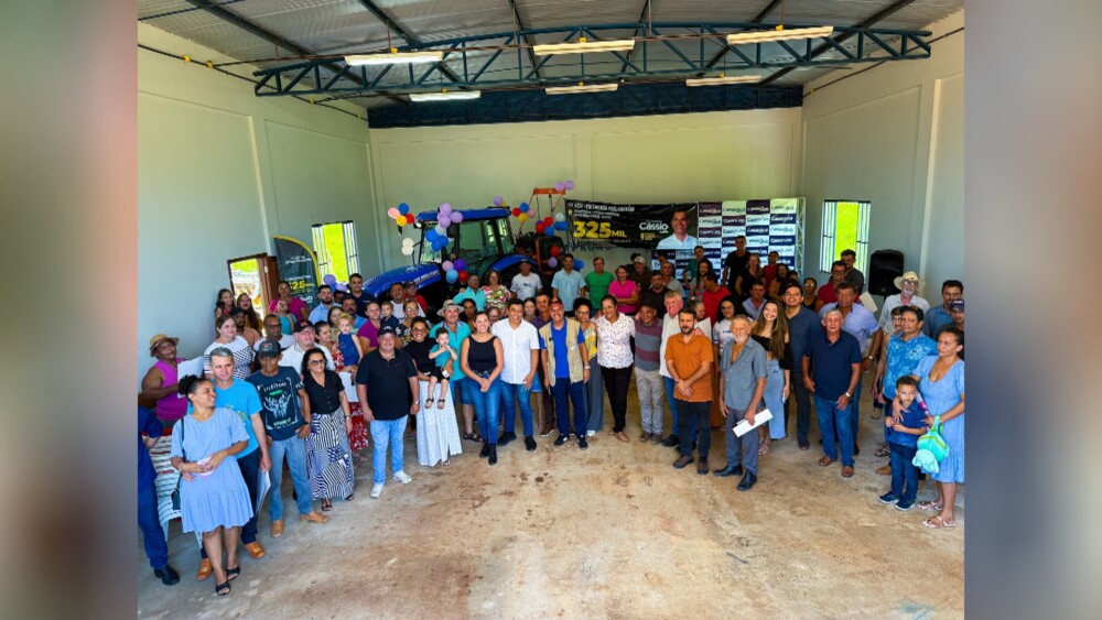 Deputado Cássio Gois entrega trator equipado para fortalecer agricultura familiar em Rolim de Moura
