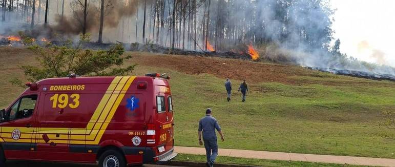 Avião de pequeno porte com 7 a bordo cai em mata em Piracicaba, SP