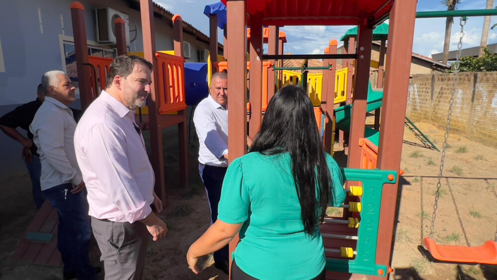Deputado Alex Redano vistoria emenda de R$ 500 mil para playground ecológico em Machadinho