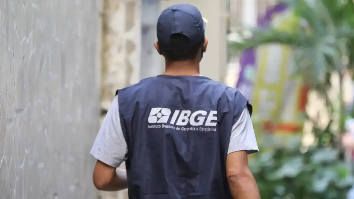 Servidores do IBGE denunciam propaganda política em publicação oficial