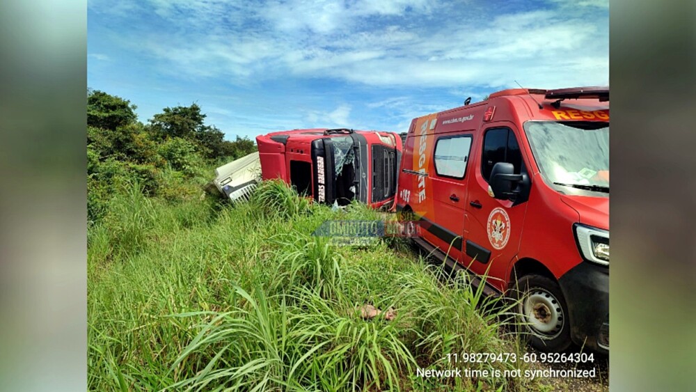 Motorista de carreta carregada com carne fica ferido após capotamento na BR-364, em Pimenta Bueno, RO