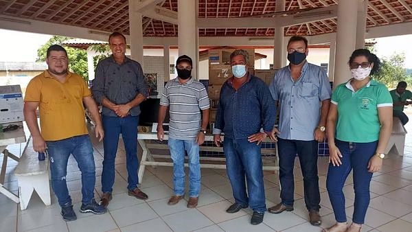 Prefeito de Alvorada, RO Vanderlei Tecchio entrega computadores para escolas na zona rural