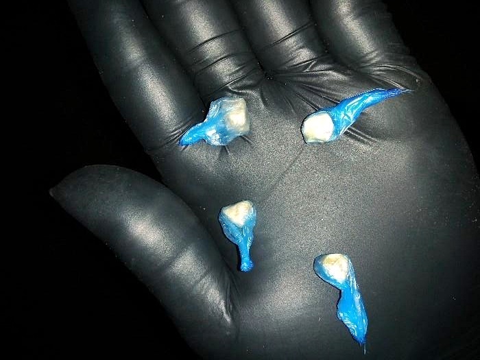 Polícia Militar conduz homem com drogas do tipo crack, no setor 06, em Jaru, RO