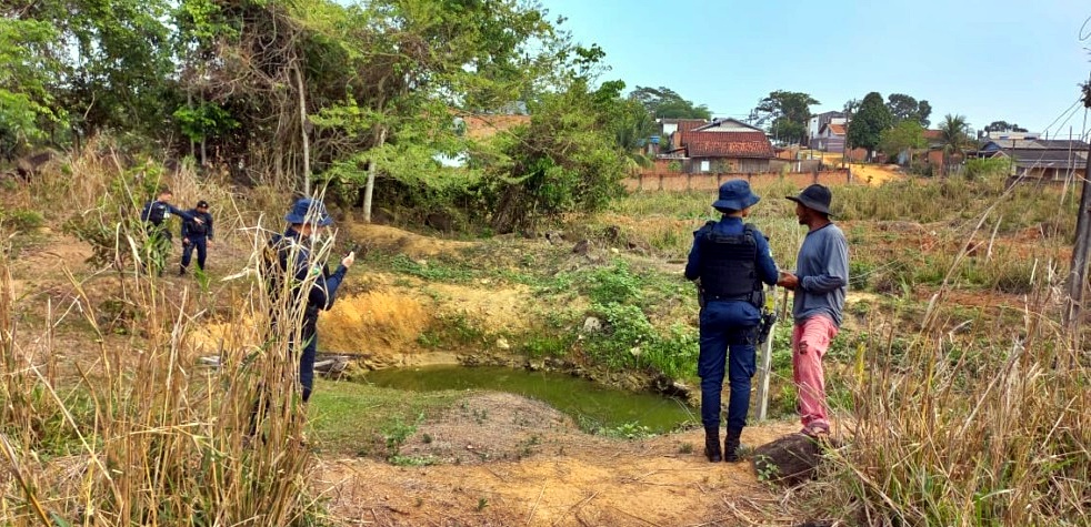 Corpo de homem é encontrado em lago nos fundos de uma chácara, no setor 07, em Jaru, RO nesta sexta-feira