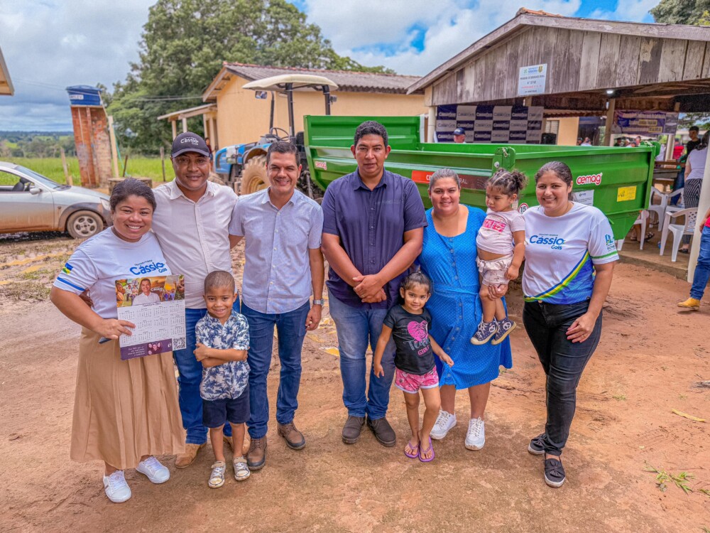 Deputado Cássio Gois entrega carreta basculante à comunidade de Primavera de Rondônia
