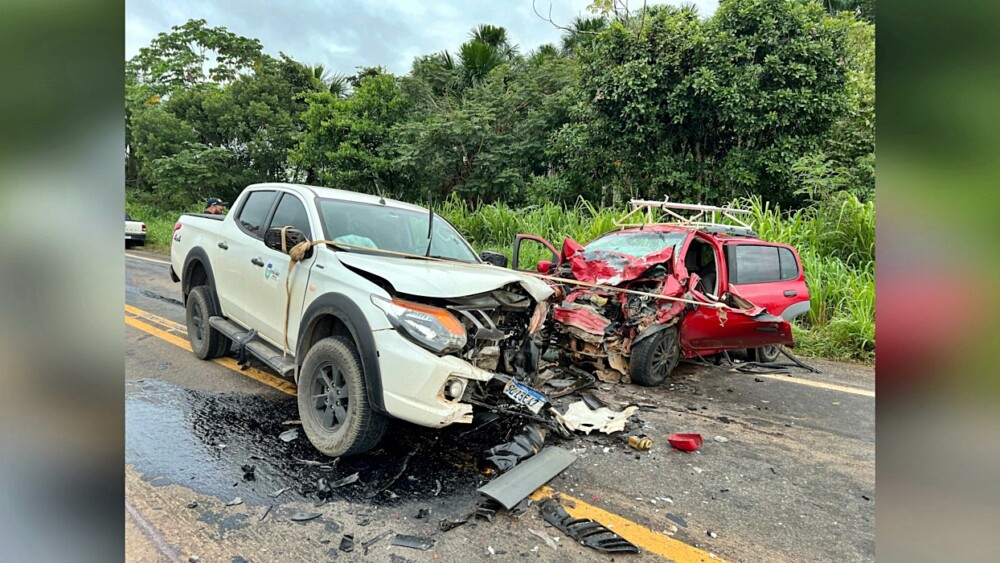 Duas pessoas ficam em estado grave após colisão de veículos na BR-364, em Ouro Preto do Oeste