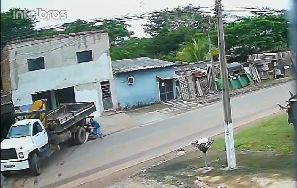 Caminhão perde o freio de estacionamento e atropela motociclista em Cacoal