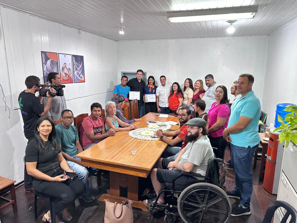 Deputado Cássio Gois entrega voto de louvor a jovem de Cacoal por destaque no Programa Jovem Senador 2024