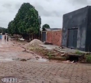 Suspeito de Envolvimento em Triplo Homicídio Presta Depoimento