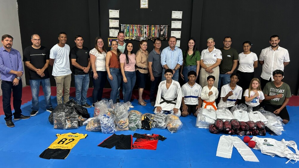 Crianças e adolescentes de Colorado recebem material esportivo