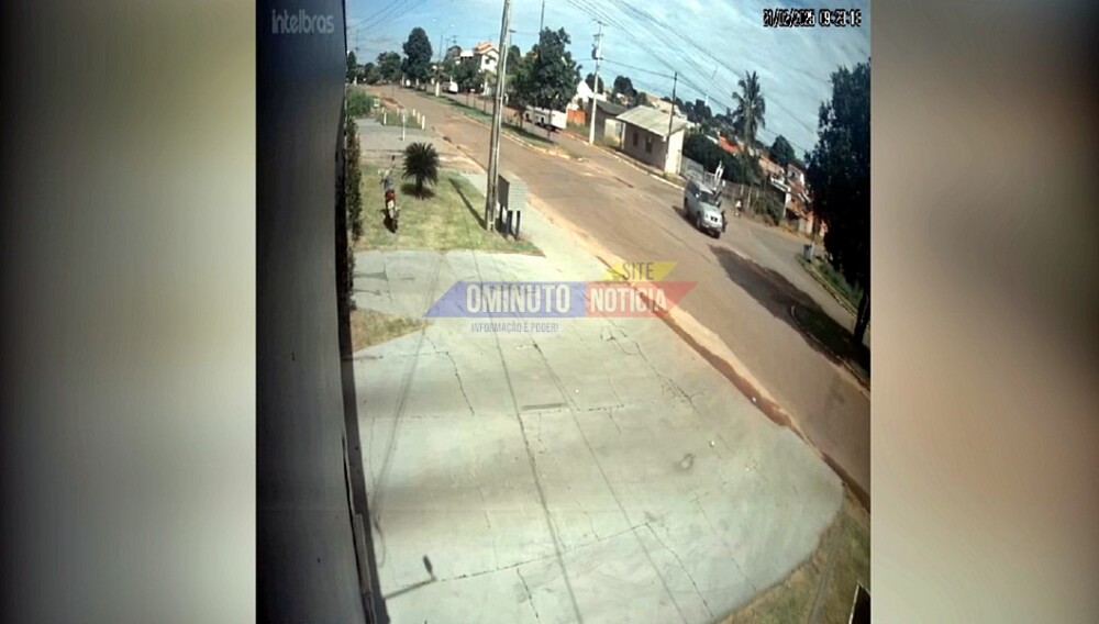 Vídeo mostra SUV invadindo preferencial e colidindo com motocicleta em Cacoal, RO