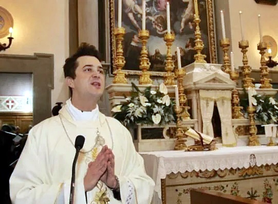 Padre que usou dinheiro da igreja em drogas e orgias é preso na Itália