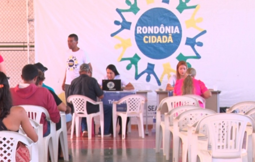Moradores de Divinópolis recebem o Rondônia Cidadã