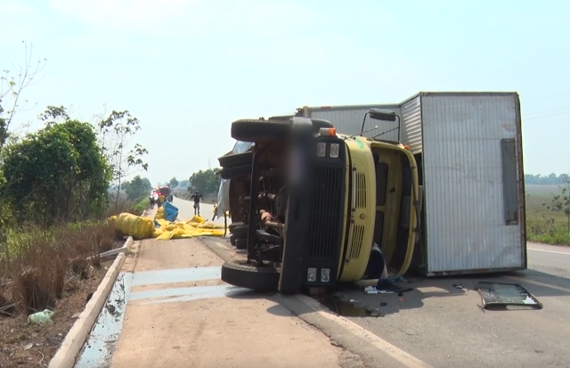 Motorista de caminhão é resgatado de ferragens de caminhão, pelo Corpo de Bombeiros, após acidente na BR-364, em Cacoal, RO