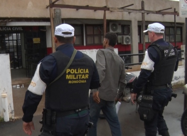 Jovem que pedia dinheiro nas ruas de Cacoal, é preso pela PM com mandado por furto em aberto