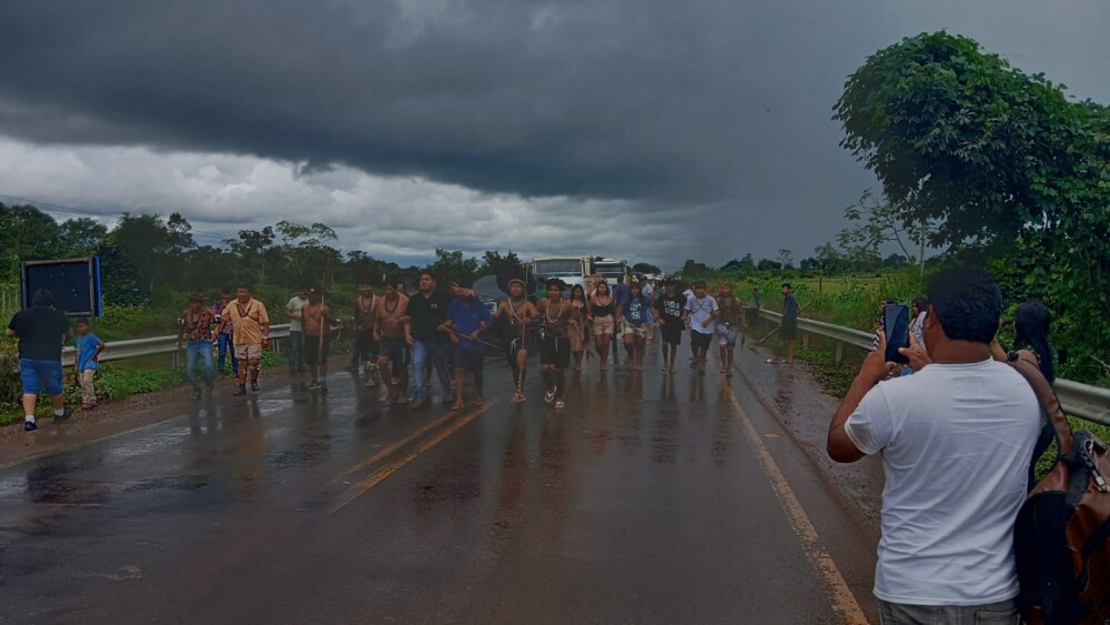 BR-364: Indígenas Suruí e Cinta Larga interditam Rodovia em protesto