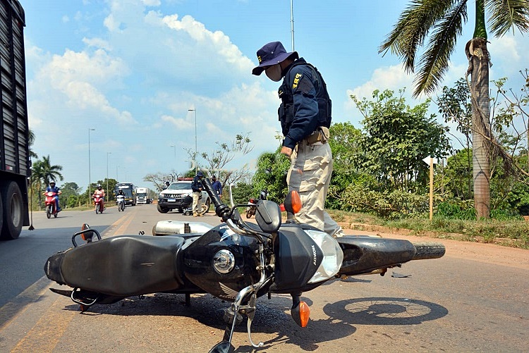 Dois homens são socorridos pelos bombeiros, após batida de moto na BR-364, em Jaru, RO