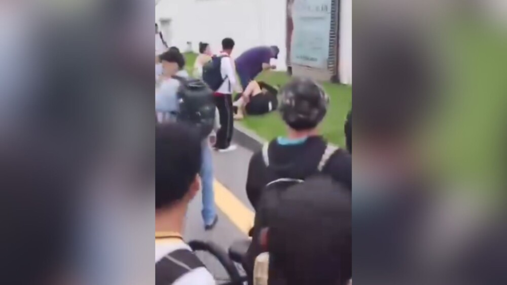 Jovens brigam em frente a escola em Cacoal