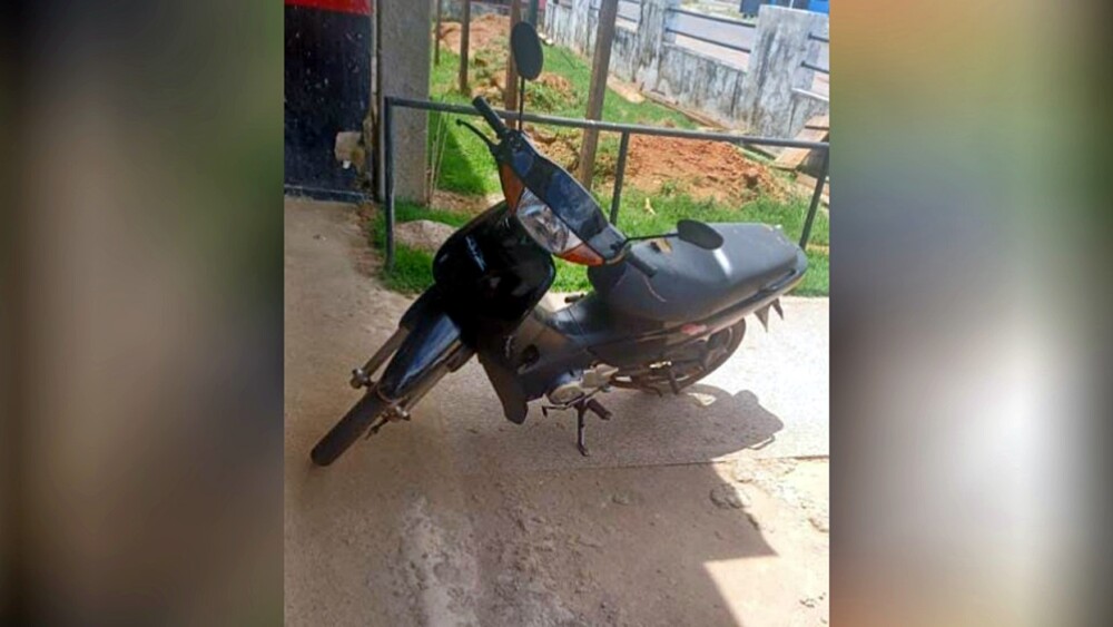 Deu ruim! Adolescente de 12 anos, é conduzido empinando motoneta em Cacoal, RO