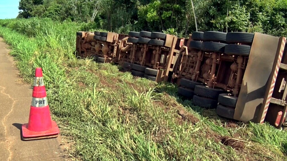 Carreta carregada com soja tomba na BR-364 próximo ao Riozinho, em Cacoal, RO