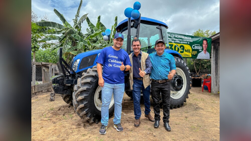 Deputado Cássio Gois entrega trator para Associação de produtores rurais em Chupinguaia