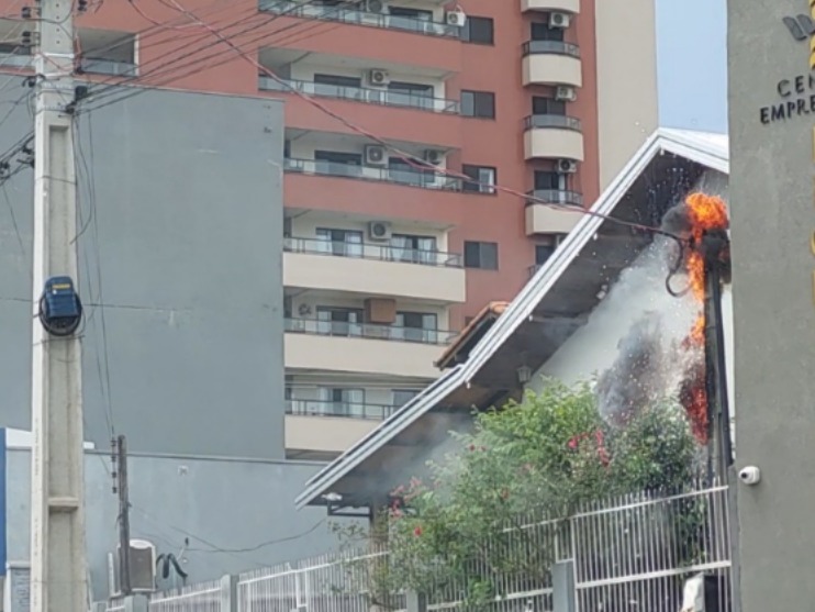 Poste de energia pega fogo e demora no atendimento incomoda!
