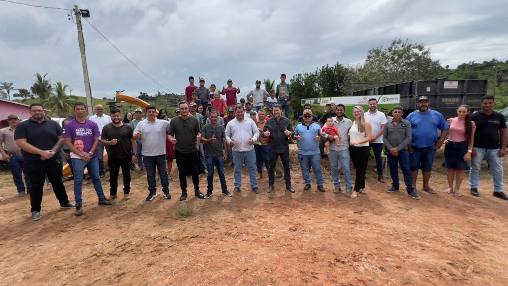 Presidente Alex Redano entrega implementos agrícolas para fortalecer a produção no distrito de Rio Branco