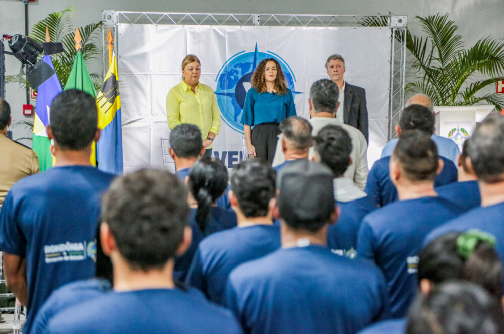 Governo de Rondônia entrega kits profissionais a concluintes de cursos do programa Vencer