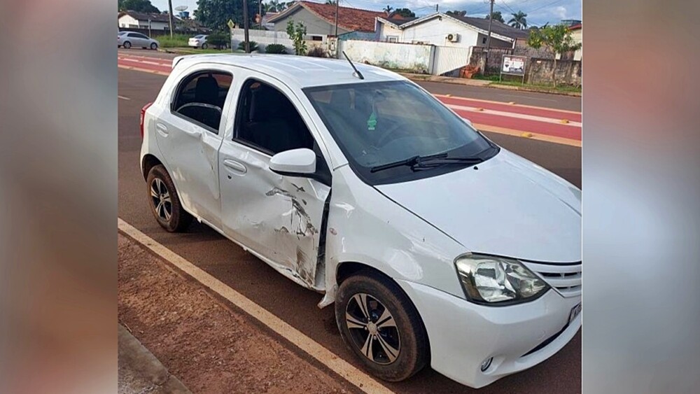 Motociclista fica ferido após colisão com automóvel na avenida Riachuelo em Pimenta Bueno