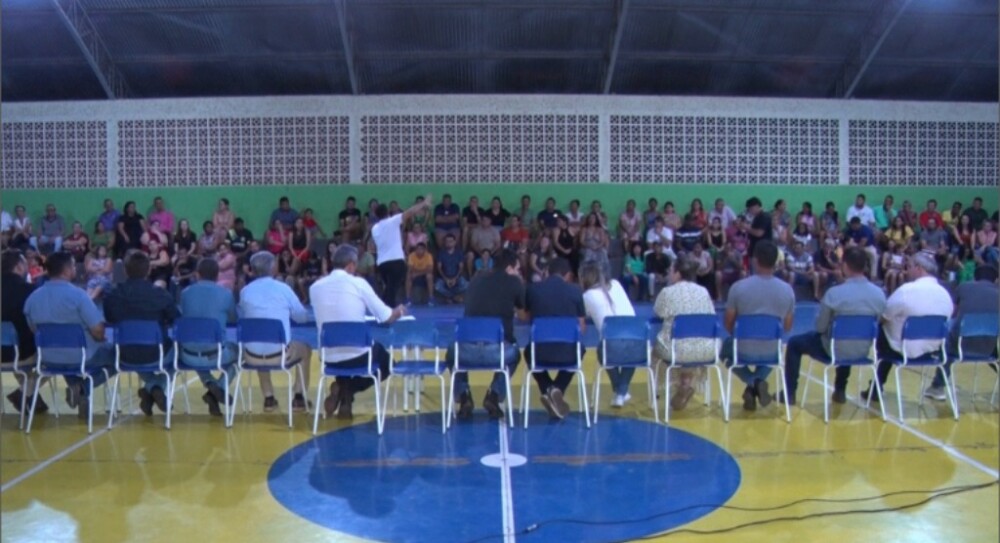 Comunidade e autoridades debatem avanço do esgoto no Riozinho