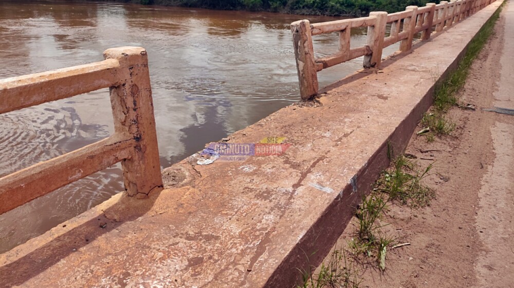 Bombeiros fazem busca por corpo de homem que caiu com moto da ponte do rio Machado em Cacoal, RO