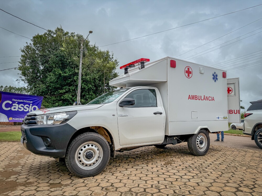 Deputado Cássio Gois entrega ambulância para reforçar atendimento de saúde em Santana do Guaporé, distrito de São Miguel