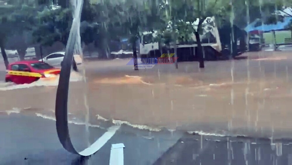 Vídeos mostram ruas, avenidas, residências e comércios alagados por causa das chuvas em Jaru