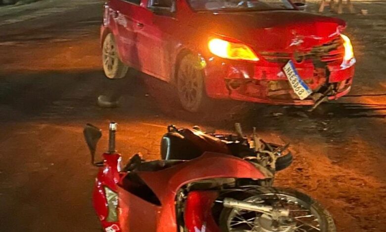 Acidente grave entre motoneta e automóvel na BR-364 em Jaru