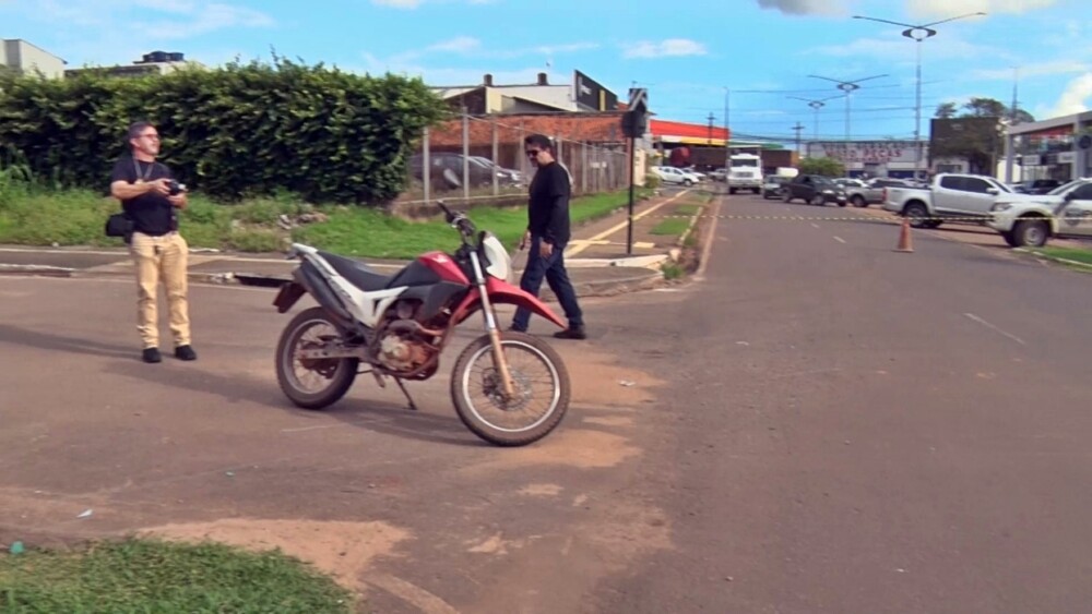Motociclista e namorada ficam levemente feridos após colisão com automóvel em Cacoal