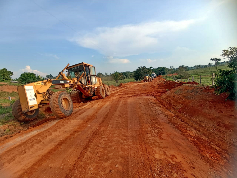 Moradores da Linha 7, região do distrito de Tancredópolis, em Alvorada d’Oeste, continuam sendo beneficiados com patrolamento