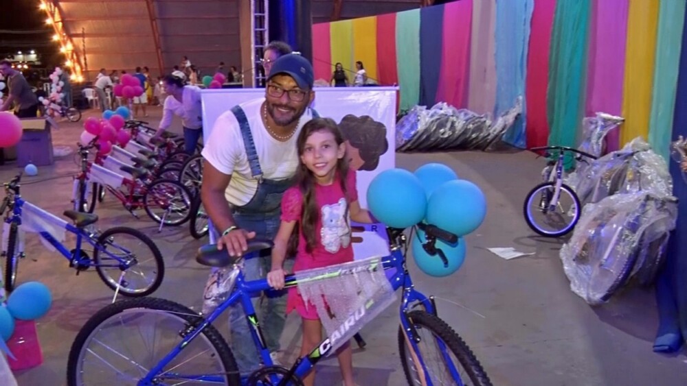 Diversão garantida na entrega de 800 bicicletas do Concurso Jovens Gênios 2024