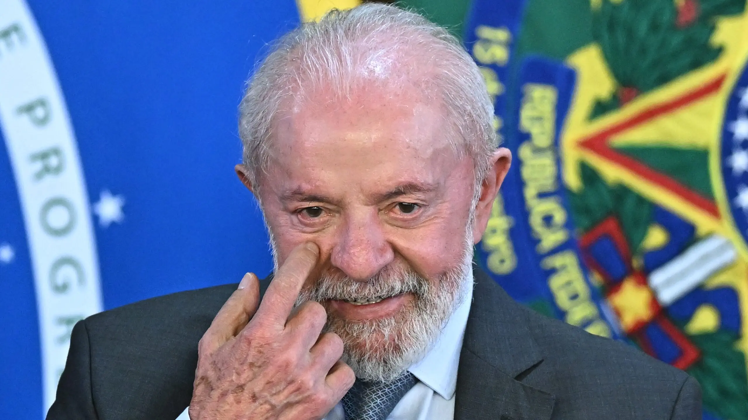 Lula gasta mais com cartões corporativos e faz pagamentos de R$ 200 mil