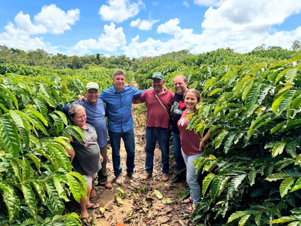 Deputado Cirone Deiró visita cafeicultores e destaca lei que define início da colheita do café em Rondônia