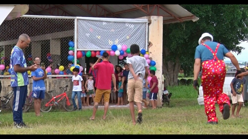Crianças do bairro Habitar Brasil receberam ovos de páscoa neste sábado, em Cacoal