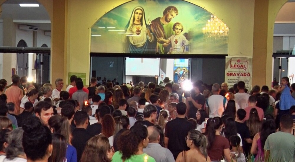 Fiéis católicos se reúnem para relembrar a Via-Sacra pelas ruas de Cacoal, neste sábado