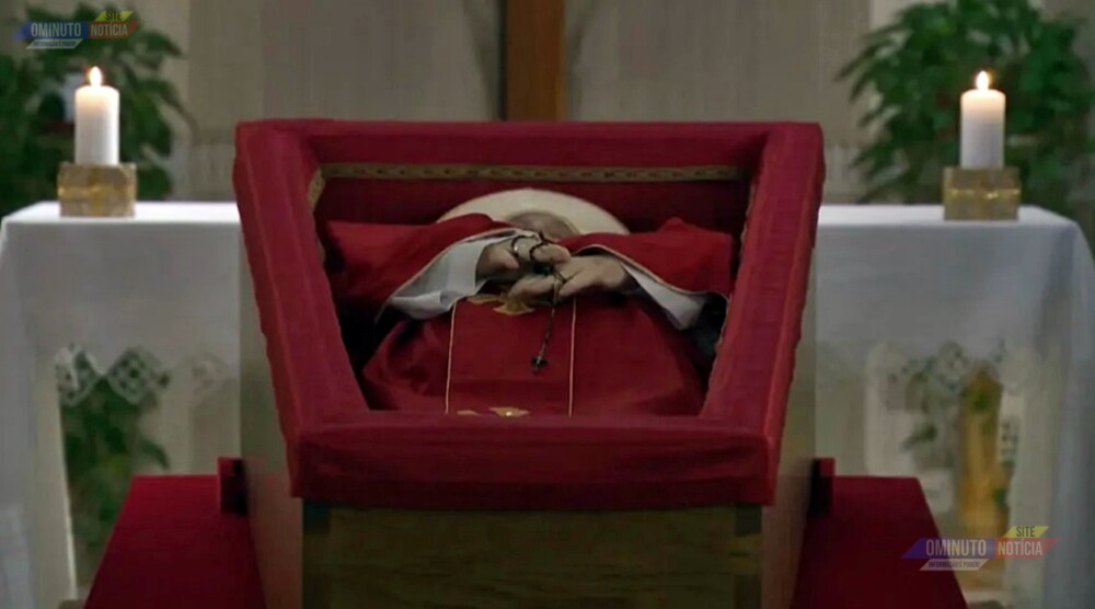 Vaticano divulga primeiras imagens de papa Francisco no caixão; veja vídeo