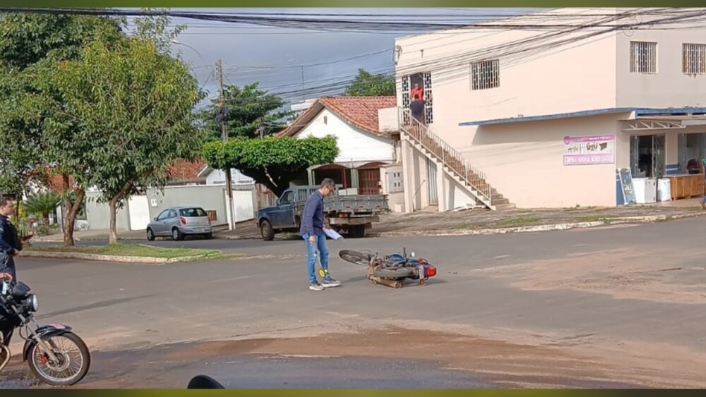Automóvel invade preferencial e atinge motocicleta no Princesa Isabel em Cacoal