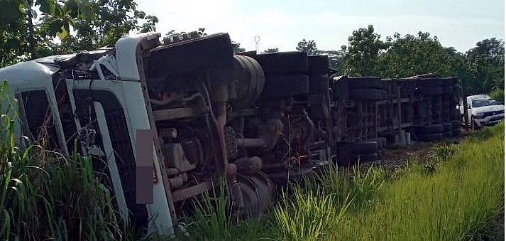 Motorista de caminhão fica ferido em acidente com pick-up na BR-364, entre Jaru e Ariquemes, RO